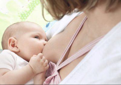 شیر دادن به نوزاد زیر دستگاه زردی